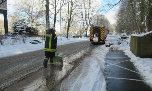 Bei winterlichem Wetter streuten die Einsatzkräfte der Goslarer Feuerwehr am Sonntagmittag eine 600 Meter lange Ölspur ab. Foto: Feuerwehr Goslar