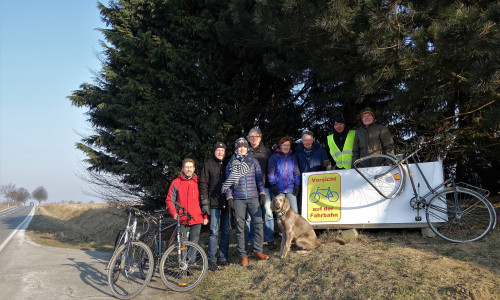 Mitglieder der Radweginitiative Evessen mit ihrem neuen Banner. Foto: H. Mutzke