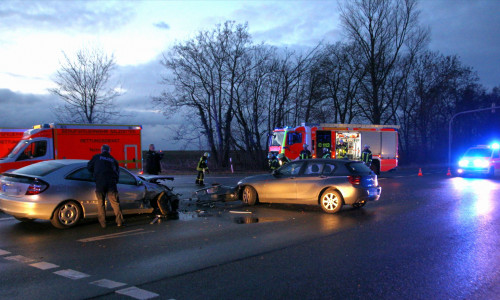 Die beiden Fahrer wurden leicht verletzt. Foto: Rudolf Karliczek