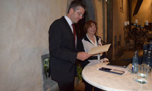 Dr. Oliver Junk verliest die Urkunde anlässlich der Auszeichnung von Frau Dagmar Grasemann. Foto: Stadt Goslar