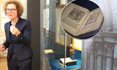 Museumsdirektorin Dr. Heike Pöppelmann zeigt die Schriften zum sogenannten Totentanz. Der Totentanz ist im Spätmittelalter nicht Ausdruck der Lebensfreude, sondern die Konfrontation mit dem Sterben. Foto: Nick Wenkel
