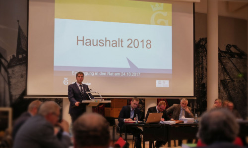 Junk kommentiert auf der Ratssitzung den Haushalt 2018. Foto: Alexander Panknin
