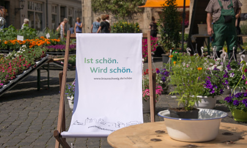 Entspannen und genießen zwischen Blumenampeln und Co. beim dritten BBG-Blumenmarkttag. Foto: Braunschweig Stadtmarketing GmbH