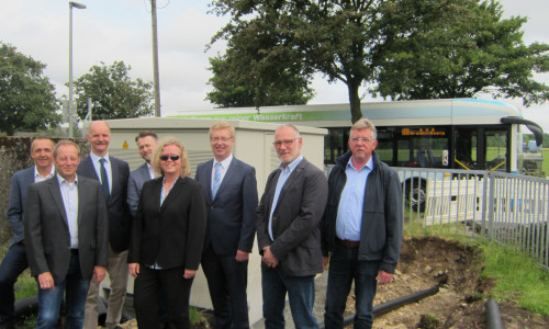 Vertreter der KVG und der bauausführenden Firmen besichtigen mit Wolfenbüttels Stadtbaurat Ivica Lukanic die neue Trafostation. Im Hintergrund der KVG-E-Bus Wolfenbüttel. Foto: KVG