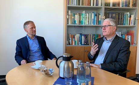 Prof. Dr. Jörg Overmann (links) im Gespräch mit Ottmar von Holtz. Foto: DSMZ