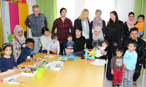 Stolz präsentieren die Kinder zusammen mit ihren Eltern und den Verantwortlichen die neuen Kinderräume in der Flüchtlingsunterkunft Hafenstraße. Fotos: Sandra Zecchino