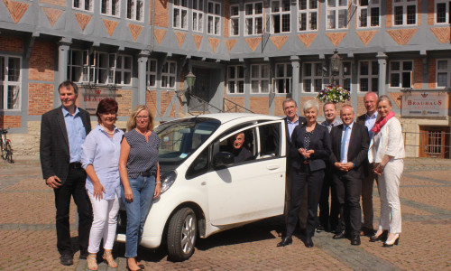 Vertreter der Kommunen im Landkreis Wolfenbüttel haben heute ein Eckpunktepapier zur Förderung der E-Mobilität im Landkreis Wolfenbüttel unterzeichnet. Fotos: Anke Donner 