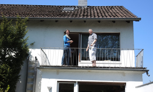 Sylke Adam vom Landkreis Wolfenbüttel und Wolfgang Diener bei der Besichtigung der Dachfläche. Foto: Landkreis Wolfenbüttel
