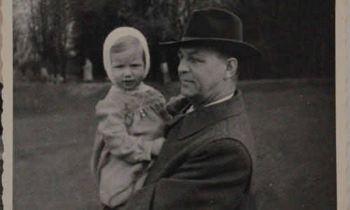 Sabine Pinkepank mit ihrem Großvater Henry Pinkepank, 1952. Foto: Privatbesitz Sabine Pinkepank.