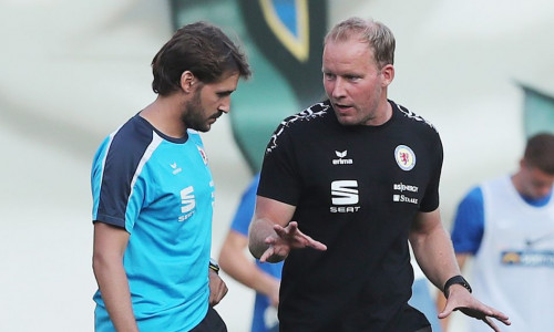 Haben Rostock analysiert: Cheftrainer Henrik Pedersen (re.) und sein Co. Enric Vallès Egido. Foto: Agentur Hübner
