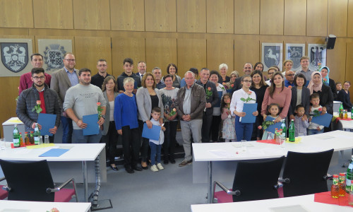 36 Bürgerinnen und Bürger erhielten während eines Festakts im Großen Sitzungssaal des Landkreises ihre Einbürgerungsurkunden. Foto: Landkreis Wolfenbüttel