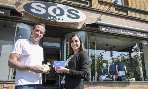 SOS-Geschäftsinhaber Oliver Nieß freute sich über das Geschenk von SE|BS-Pressesprecherin Melanie Bergmann. Foto: Peter Sierigk