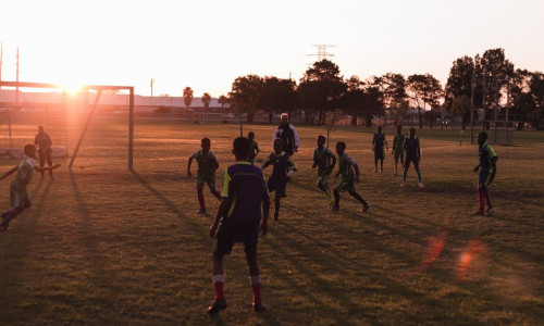 Wildes Treiben auf dem Feld bei der Young Bafana Soccer Academy. Foto: Jan Heumann
