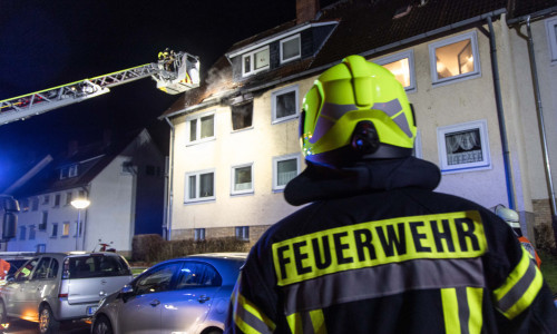 Am frühen Samstagmorgen kam es in der Obergeschosswohnung eines Mehrfamilienhauses in Salzgitter zu einem verheerenden Feuer. Fotos: Rudolf Karliczek