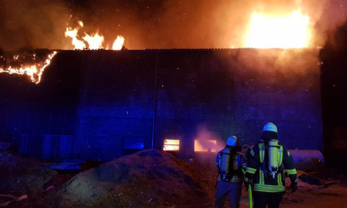 Die Scheune brannte schon kurz nach der Alarmierung in voller Ausdehnung. Fotos: Feuerwehr Helmstedt / Erarslan