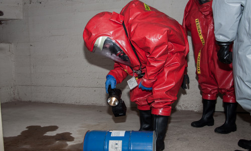 Der Trupp im Chemikalienschutzanzug bei der Erkundung der umgestürzten Fässer. Fotos: Freiwillige Feuerwehr Braunschweig