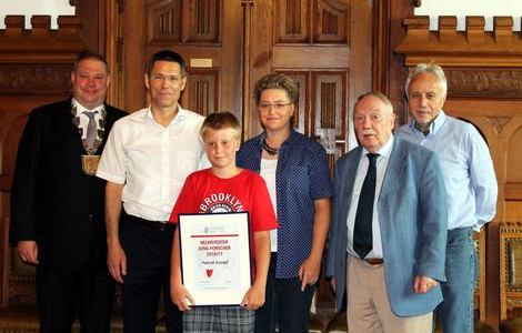 Patrick Kumpf hält stolz seine Auszeichnung in der Hand. Foto: Stadt Helmstedt