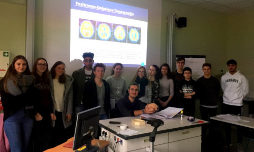 Schüler des Theodor-Heuss-Gymnasiums beschäftigten sich mit dem Thema Alzheimer. Fotos: THG