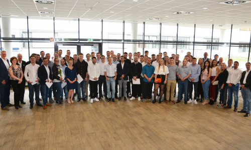 Die Auszubildenden mit Vertretern von Werkmanagement, Betriebsrat, Volkswagen Akademie, IHK und Bildungsträgern. Foto: Volkswagen