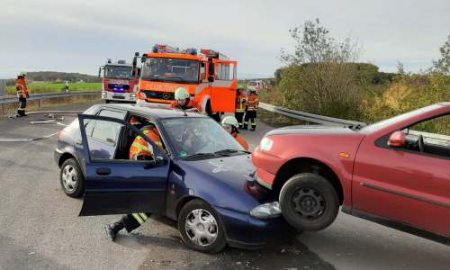 Sie trainierten unter anderem die technische Rettung von Verletzten aus verunfallten Fahrzeugen. Foto: Feuerwehr Braunschweig