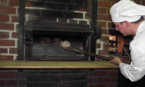 Bäcker Mücke backt im traditionellen Backofen. Foto Stadt Salzgitter