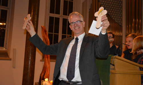Pastor Hans-Martin Joost freute sich sehr über die Geschenke der Vorkonfirmanden. Fotos: Privat