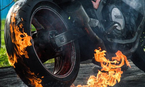 Der Motorradbesitzer habe noch versucht das Feuer zu löschen. Symbolbild: Pixabay
