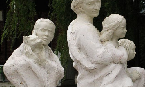 Diese Skulptur soll an die Krankenmorde im Dritten Reich erinnern. Foto: Magnus-Kleine-Tebbe 