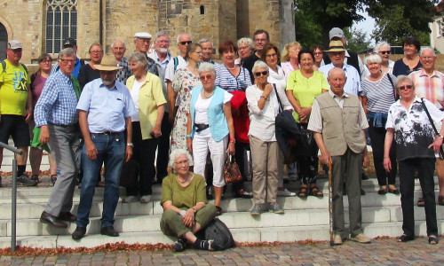 Die Teilnehmer der Jahresfahrt des Gärtnermuseums vor der Michaeliskirche in Hildesheim. Foto: privat


