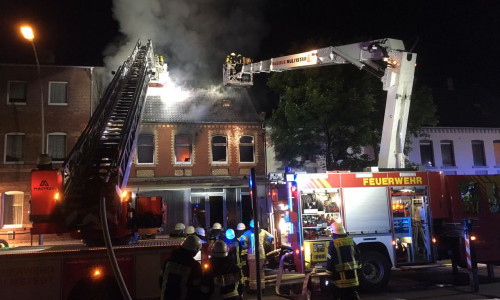 m Obergeschoss eines Wohnhauses ist heute Nacht ein Feuer ausgebrochen. Fotos: Maik Wermuth
