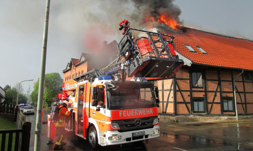 Die Bewohnerin des Gebäudes erlitt einen Schock. Fotos: Feuerwehr Braunschweig