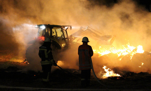 Ein Traktor half bei der Bekämpfung der Flammen. Foto: Kai Baltzer