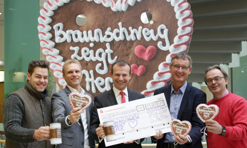 Die Beteiligten freuen sich über das hervorragende Spendenergebnis. Foto: Braunschweig Stadtmarketing GmbH/Sascha Gramann