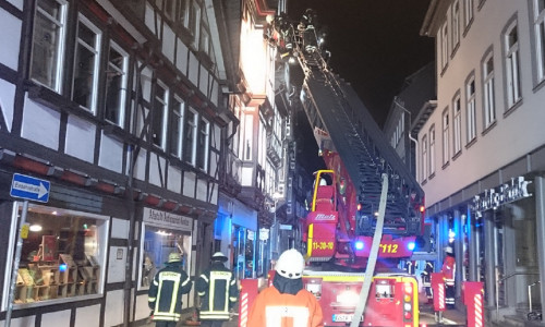 Zwei Stunden lang war die Feuerwehr mit den Löscharbeiten beschäftigt. Fotos: Feuerwehr Goslar
