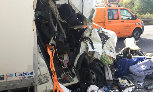 Das Führerhaus wurde beim Aufprall vollständig zerstört. Der junge LKW-Fahrer konnte nur noch tot geborgen werden. Foto/Video: Aktuell24(KR)