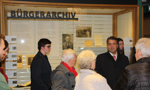 Am 9. November wurde die Ausstellung im Bürgerarchiv von Bürgermeister Thomas Pink und Sigmar Gabriel eröffnet. Fotos: Museum Wolfenbüttel