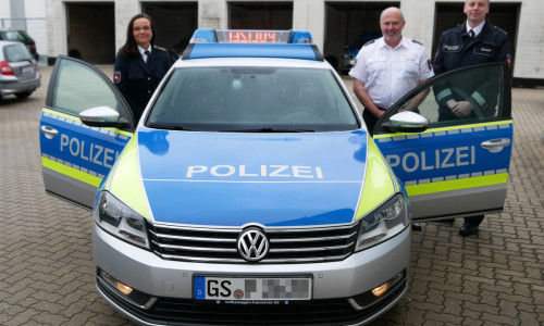 Die Polizei stellt die neue "Videostreife" vor.
v.l.n.r. Petra Krischker (Leiterin der Polizeiinspektion Goslar), Lothar Niemann (Leiter des Einsatz- und Streifendienstes Seesen), Thomas Brandes (Leiter des Polizeikommissariats Seesen)