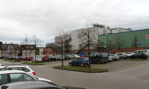 Die kostenlosen Parkplätze würden wegfallen und sollen durch ein Parkhaus ersetzt werden. Doch werden die Parkplätze ebenfalls kostenlos sein? 