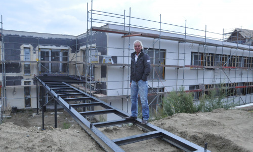 Hartmut Neumann vor dem Neubau Klosterblick. Die Brücke wird die Terrasse mit den Einzelwohnungen verbinden. Foto: Lebenshilfe 