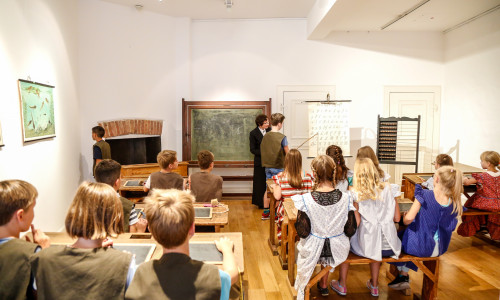 Schüler des Schlosses erlebten Unterricht wie vor 100 Jahren. Foto: Stadt Wolfenbüttel