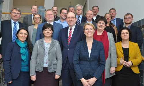 Wolfenbüttels DRK-Vorstand Andreas Ring (hintere Reihe, Dritter von rechts) freute sich zusammen mit den Vertretern der anderen Projekte über den Förderbescheid. Foto: DRK