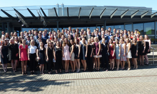 Die 94 Abiturientinnen und Abiturienten freuen sich über ihre lang erwartete Entlassung nach dem bestandenen Abitur. Foto: Große Schule Wolfenbüttel