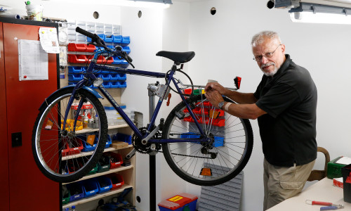 Jürgen Hartmann macht in der Fahrradwerkstatt die Fahrräder fit. Foto: Stadt Wolfenbüttel
