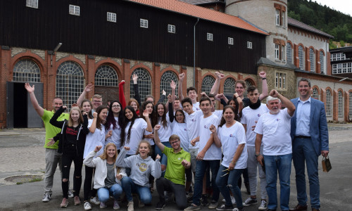 Die Jugendlichen aus Goslar und Ra‘anana freuen sich genauso über die Freundschaft wie Oberbürgermeister Dr. Oliver Junk und die israelischen Betreuer Meir Yadov und Rachel Zamen (vorn, von rechts). Foto: Stadt Goslar