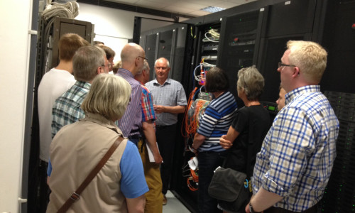 Der Leiter des Rechenzentrums der Ostfalia Peter Franke erklärt den Gästen des SPD-Sommerprogramms die Technik im Serverraum. Foto: SPD