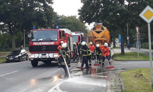 Einsatzkräfte der Feuerwehr reinigten umgehend die Straße. Foto: Feuerwehr Wolfenbüttel