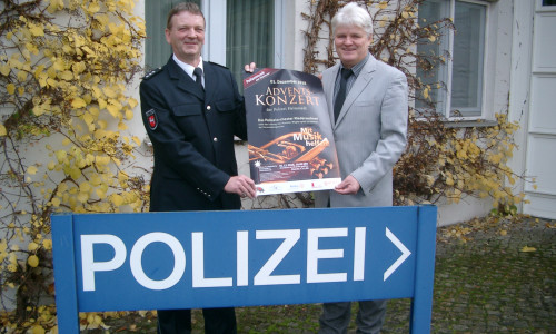 Kommissariatsleiter Jörg Dornfeld und Polizeihauptkommissar Harald Grothe (von rechts). Foto: Polizei