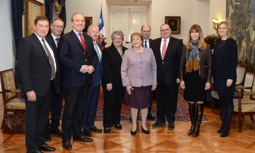 Im Palast La Moneda hat die chilenische Präsidentin Michelle Bachelet (6. v.l.) ihren Sitz. Mit ihr sprach die Delegation der Unionsabgeordneten über Arbeitsmarkt- und Sozialpolitik. Foto: Privat
