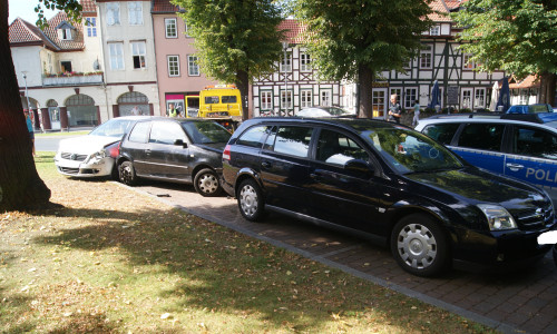 Eine ältere Dame beschädigte beim Ausparken ein anderes Auto. Symbolfoto: Anke Donner