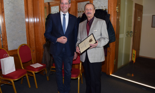Oberbürgermeister Dr. Oliver Junk übergibt Eckehardt Hubitschka die Urkunde im Rahmen der Verleihung der Ehrennadel der Stadt Goslar. Foto: Stadt Goslar